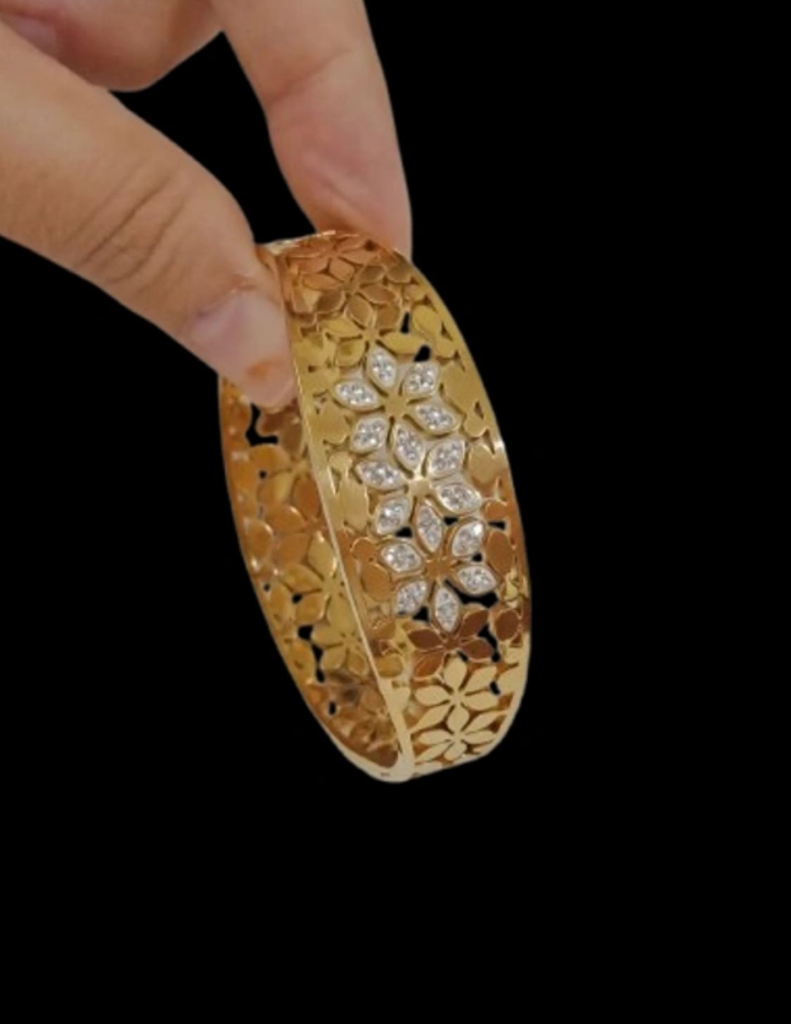Luxury Floral Cut-Out Bangle with Crystal Accents – Golden Statement Kada
