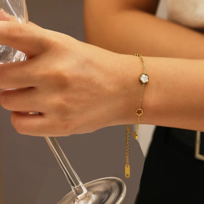 Trendy Golden Daisy Flower Snake Chain Bracelet – Stylish Artificial Fashion Jewelry for Women